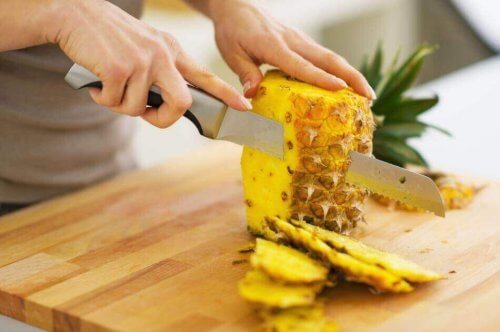 Diureettinen ananas vähentää vatsan turvotusta