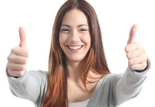 viehättävän naisen hymy