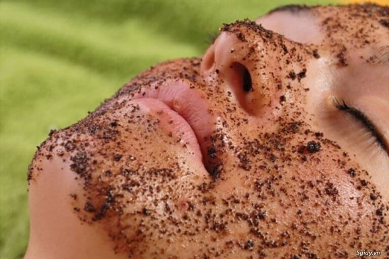 kuorinta-aine kahvista kuivalle iholle