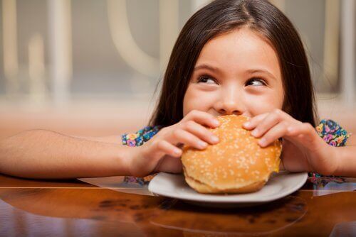 Valikoivassa syömisessä lapselle saattaa maistua vain roskaruoka