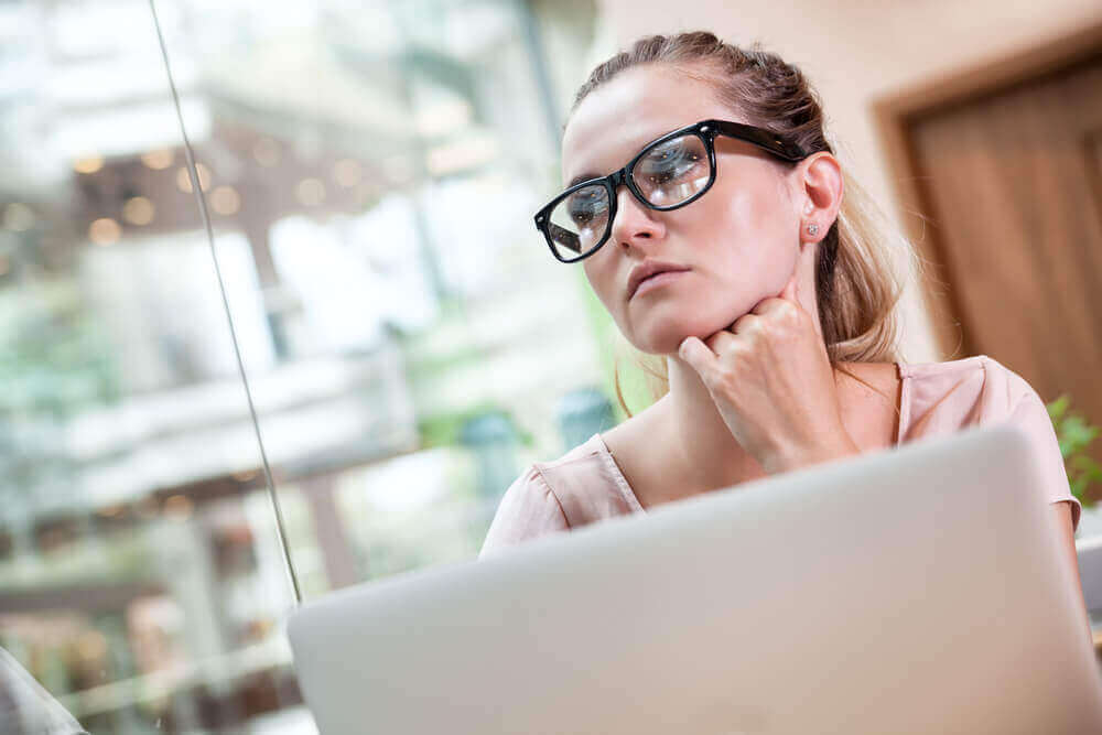 päättäväinen nainen