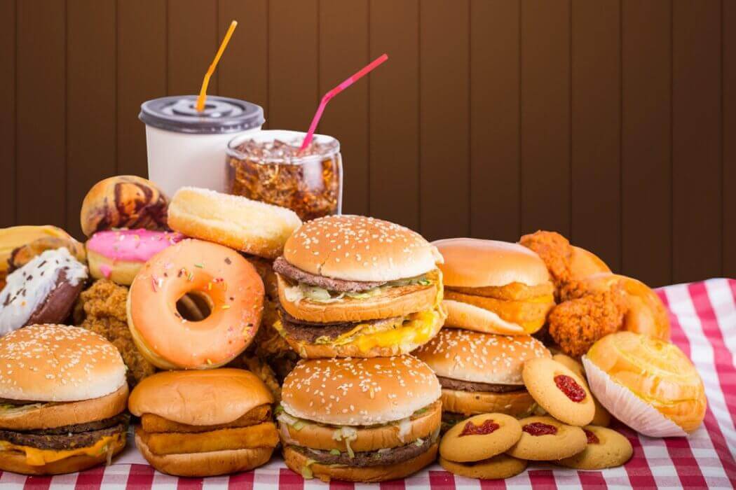 Tyydyttynyttä rasvaa ja sokeria sisältävä ruoka aiheuttaa ummetusta