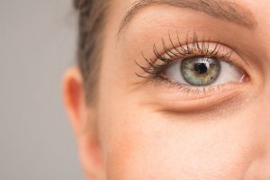 Miksi silmänympärykset turpoavat?