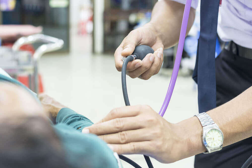 vanhuksen verenpainetta mitataan