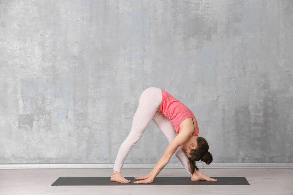 Alaspäin katsova koira on helppo jooga-asento