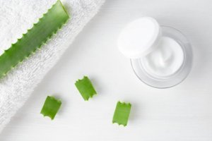 Kotitekoinen hoitava voide aloe verasta