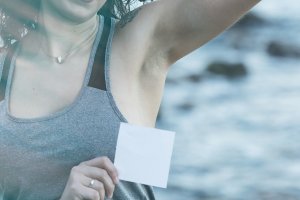 Näin poistat deodoranttitahrat vaatteista ekologisesti