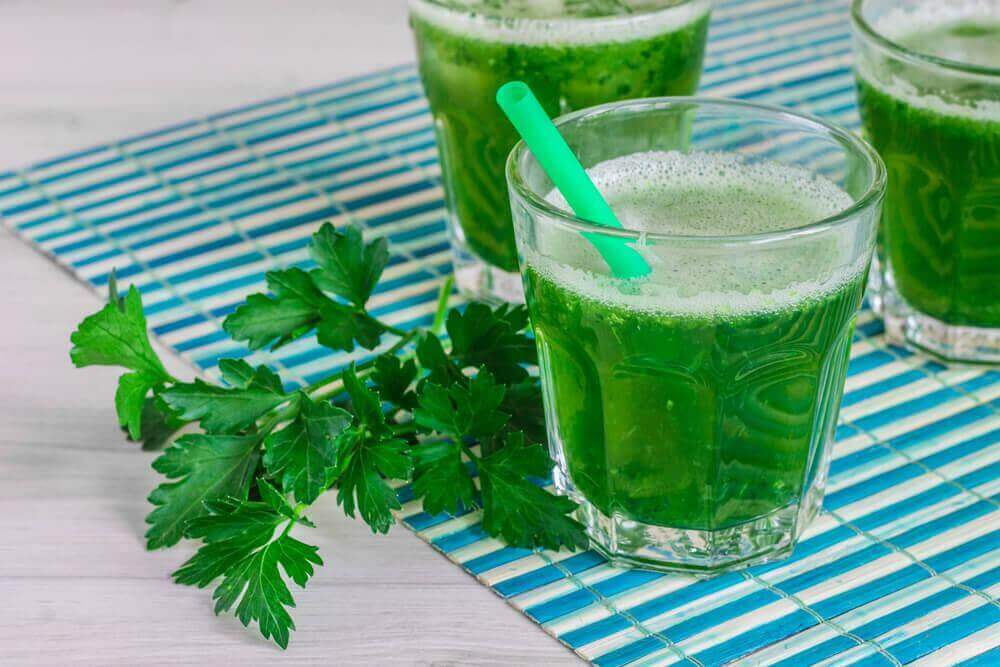 Aterian korvaaminen detox-smoothiella puhdistaa elimistöä