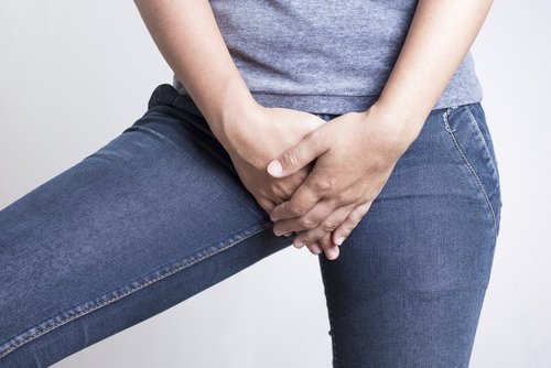 nainen pitelee haaroväliään