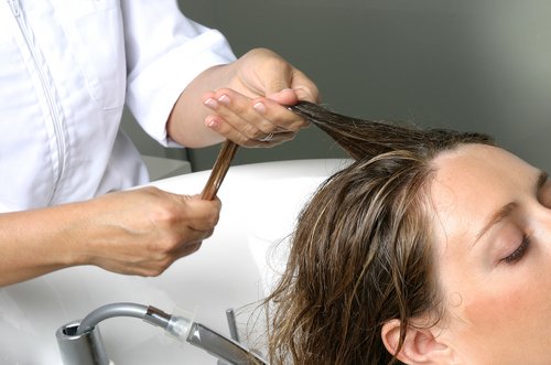 Päänahan hieronta auttaa saamaan runsautta hiuksiin