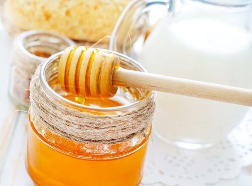 hunajaa kasvonaamiossa