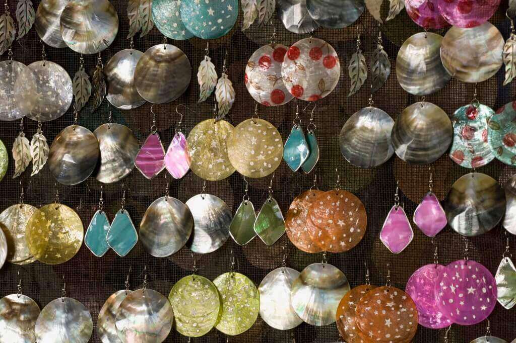 maalaa kynsilakalla korvikset