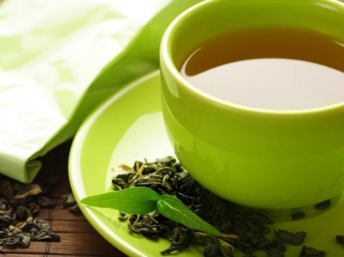 Hoitavat yrttiteet kuten vihreä tee auttavat vatsan turvotukseen