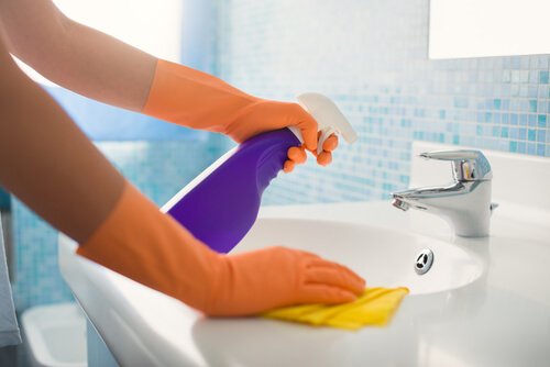 Kylpyhuoneen päivittäinen siistiminen on hyvä apukeino siivoustaakan keventämisessä