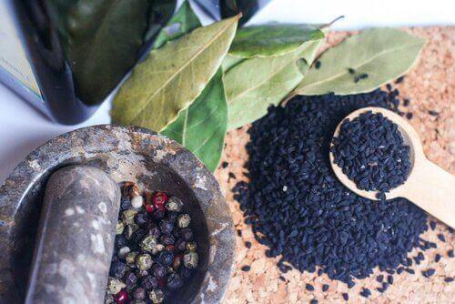 Mustakumina tehostaa hiusten kasvua