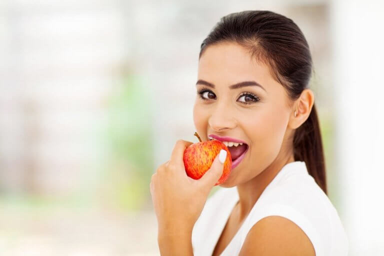 Omenoiden syöminen voi auttaa pääsemään eroon tupakasta