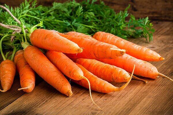 Kemiallisesti käsitellyt porkkanat tunnistaa voimakkaan oranssista väristä