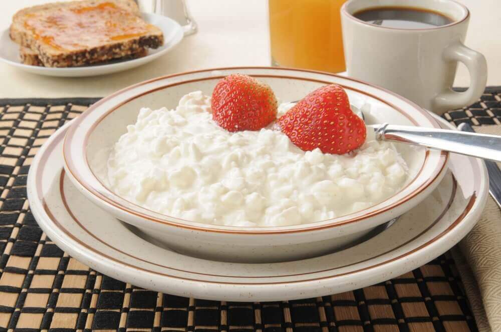 raejuustoa lautasella