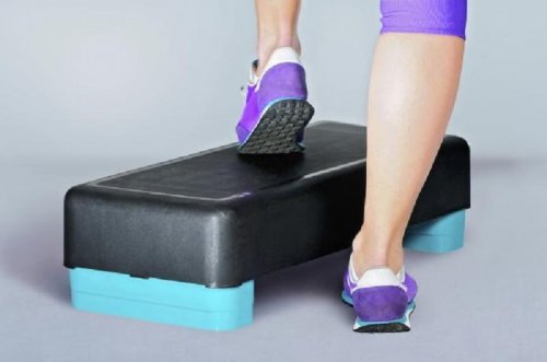 Step-aerobicin luonnollinen jalan liike auttaa saavuttamaan vahvemmat luut