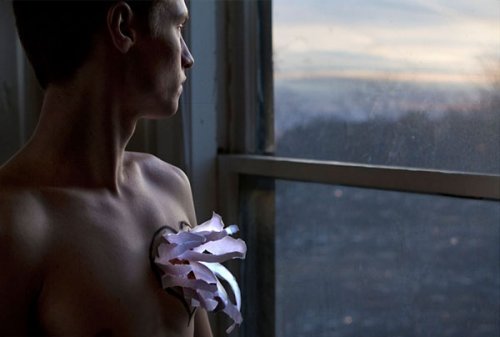 mies yrittää unohtaa onnettoman rakkauden