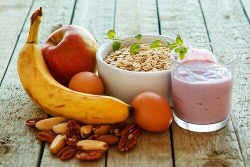 Terveellinen aamiainen sisältää kaikkia makroravintoaineita