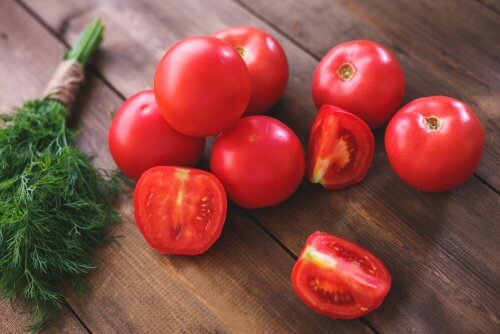 Tuore tomaatti sisältää runsaasti vitamiineja