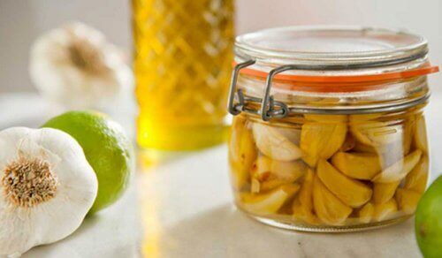 Valkosipuliöljyn valmistaminen kotona on yllättävän helppoa