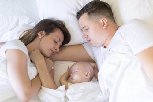Vauva voi hyötyä vanhempien kanssa nukkumisesta