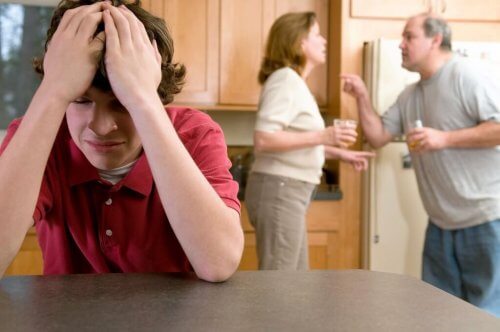 Kotona riitely lasten läsnäollessa on osa kotiväkivaltaa
