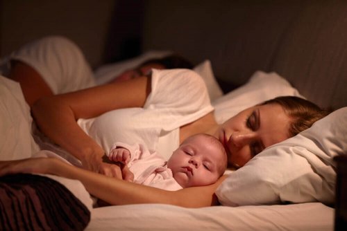 Äidin läheisyys luo turvaa vauvalle