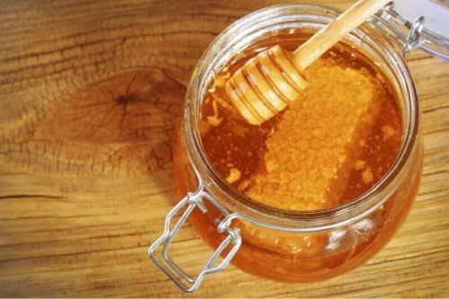 Hunajaa voi käyttää terveydenhoitoon sekä ulkoisesti että sisäisesti