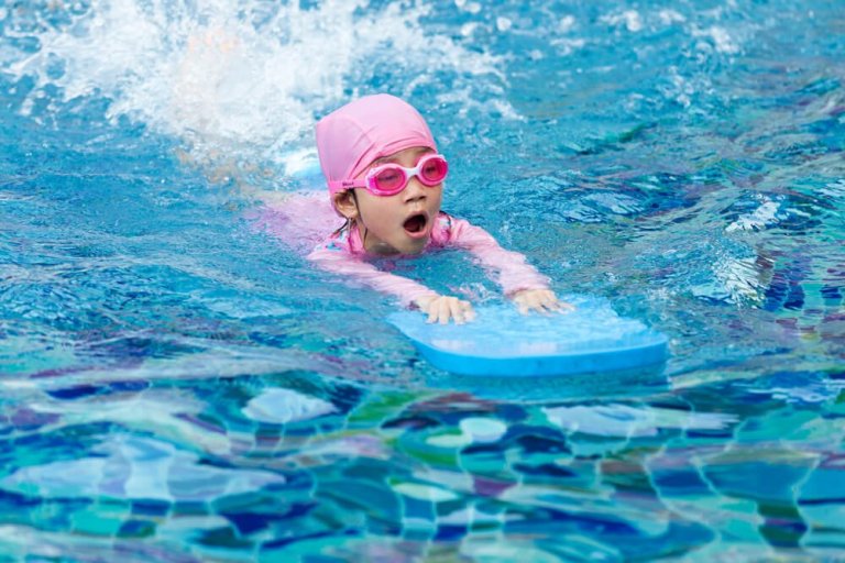 Haluatko itse opettaa lapsesi uimaan? Näin se onnistuu!