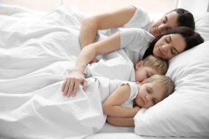 Perheen nukkuminen yhdessä - hyvä vai huono idea?