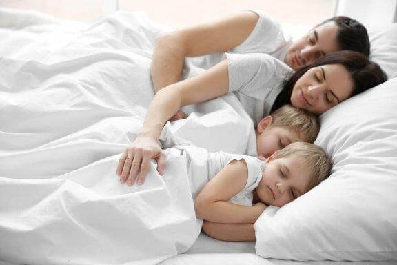 Perheen nukkuminen yhdessä - hyvä vai huono idea?