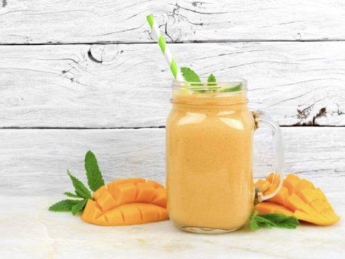 Voit käyttää mangoa ummetuksen hoitoon valmistamalla siitä smoothien