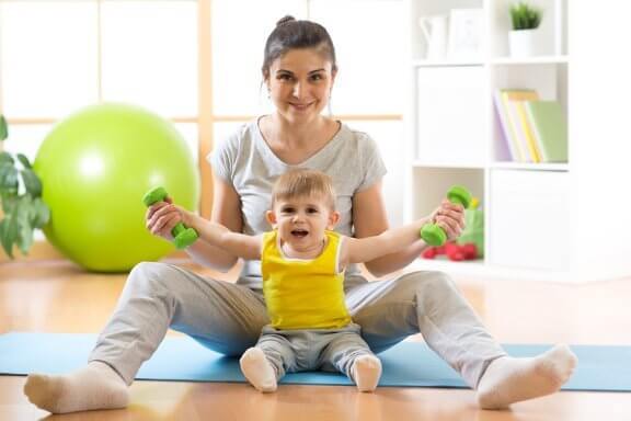 Miten vauvan opettaminen istumaan tapahtuu?