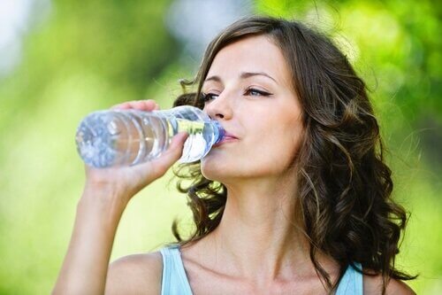 Päivittäinen veden juominen auttaa ylläpitämään kehon luonnollista nestetasapainoa