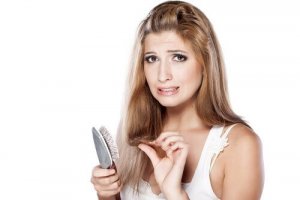 Hiustenlähtö kuriin 7 luontaistuotteella