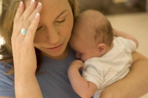 Synnytyksen jälkeiset hormonaaliset muutokset saavat joskus pirteimmänkin äidin itkemään
