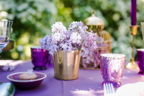 Kukka-asetelmat ovat nopea ja helppo tapa koristaa mikä tahansa pöytä