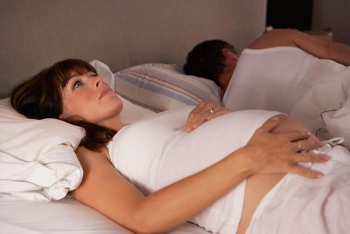 Raskauden aikaista väsymystä voi lievittää riittävällä levolla ja unen laatua parantamalla