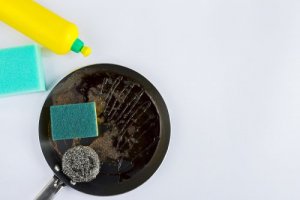 Puhdista pinttynyt paistinpannu luonnonmukaisin keinoin