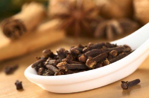 ilmanraikastinta voi valmistaa neilikasta