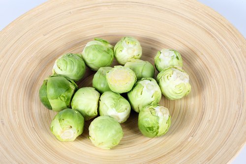 Ruusukaalia kermaisella kesäkurpitsakastikkeella