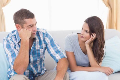 mies ei halua tehdä töitä ja nainen on pahoillaan