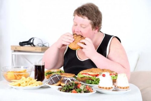 Ahdistuneisuuteen syöminen voi johtaa ylipainoon tai liikalihavuuteen