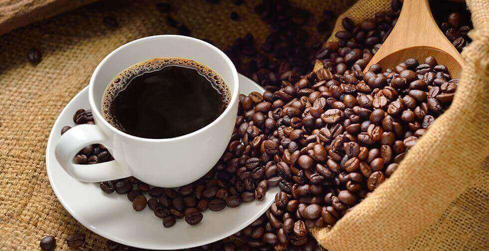 kahvipavut ja kahvikuppi