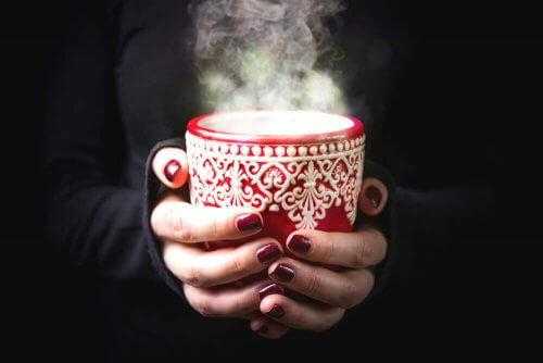 Kylmiä ja kuumia juomia kurkkukipuun