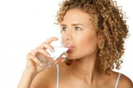 Riittämätön vedenjuonti voi pahentaa gastriittia