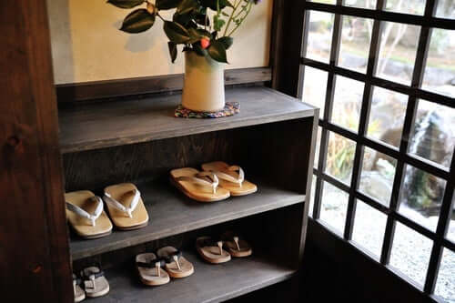 Puiset kenkätelineet on yksi suosituimmista ja perinteisimmistä vaihtoehdoista kenkien säilyttämiseen